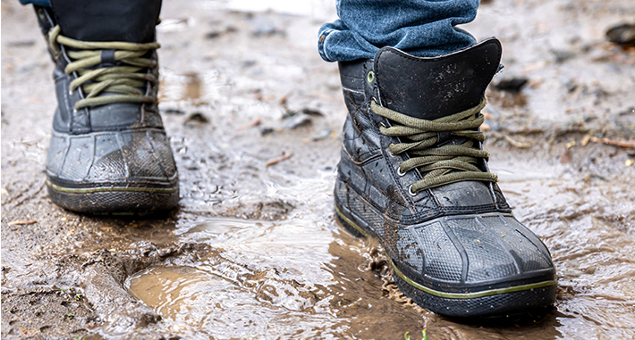 Bottes de pluie dans la boue en automne