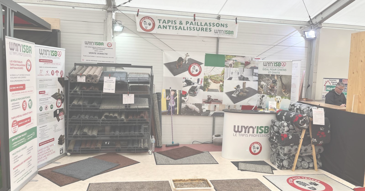 Stand Wyn’ISBA à la Foire Expo Habitat Waldighoffen 2026 présentant des tapis d’entrée absorbants pour particuliers et professionnels du Sundgau