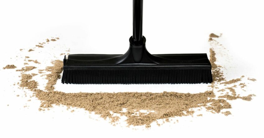 Balai caoutchouc à picots Wyn V7 rassemblant du sable sans le disperser
